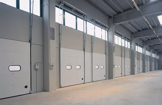 Elevação vertical com isolamento térmico de aço automático industrial arregaçar garagem de laminação externa de metal ou porta de rolo suspensa secional de aço para armazém