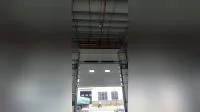 Porta industrial de alto levantamento com janela