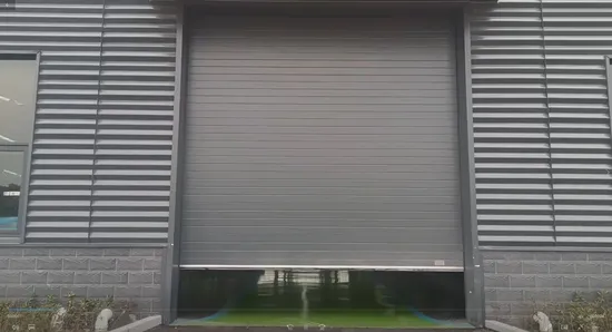 Porta industrial de alto levantamento com janela